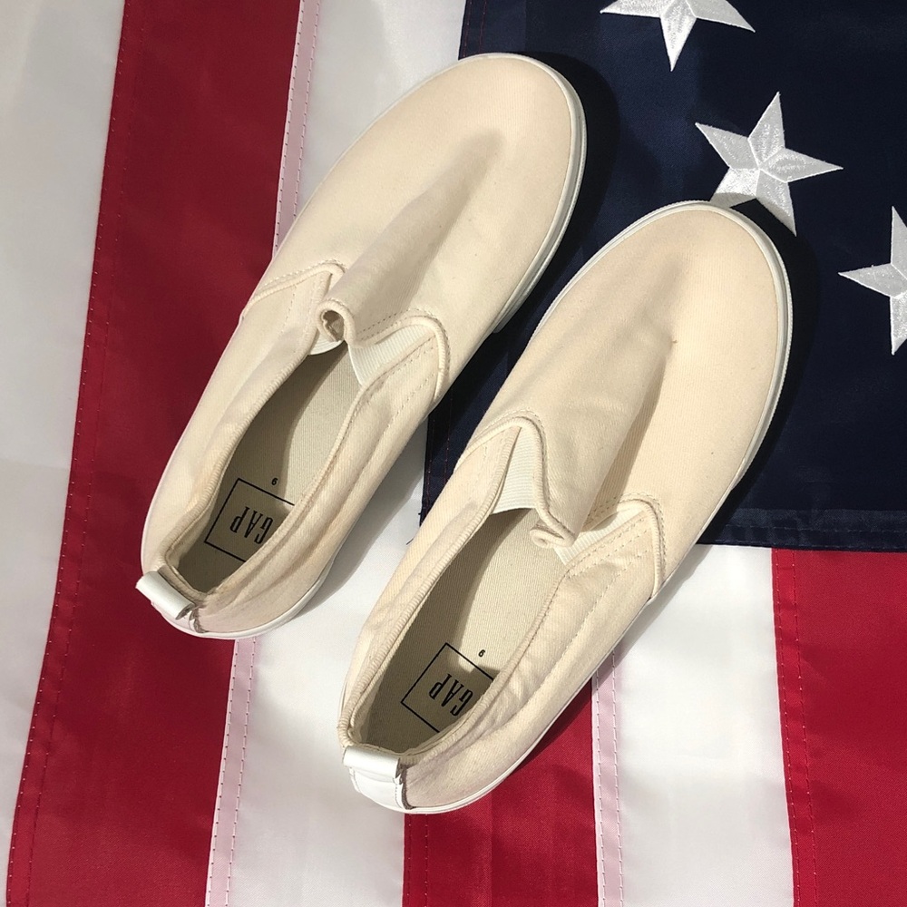GAP Cream Canvas Slip-On shoes Women USA 9 EURO 40 NWOT